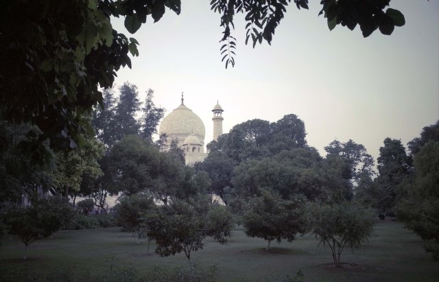 taj mahal at sunset